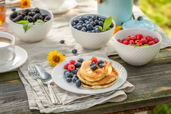 Leckere Pfannkuchen zum Frühstück im Sommergarten — Stockfoto