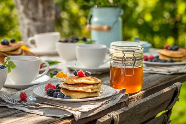 Crêpes sucrées servies avec café dans le jardin d'été — Photo