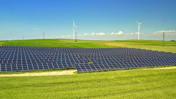 Solární Panely Větrné Turbíny Zeleném Poli Modrou Oblohou Letecký Výhled — Stock video