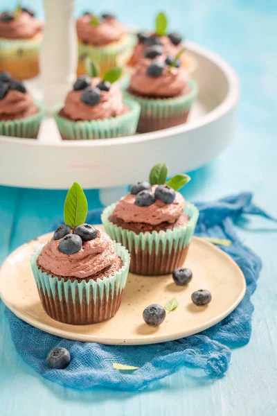 Brązowa Muffinka z jagodami i kremem czekoladowym — Zdjęcie stockowe