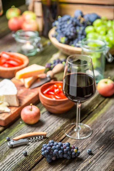 Fechar a ceia com aperitivos e vinho no jardim iluminado — Fotografia de Stock