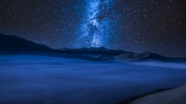 Γαλαξίας και ρέει σύννεφα στα όρη Καστελούτσιο τη νύχτα, Ιταλία — Αρχείο Βίντεο
