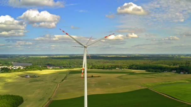 Ветряные турбины на зеленом поле, голубое небо в Польше, вид с воздуха — стоковое видео