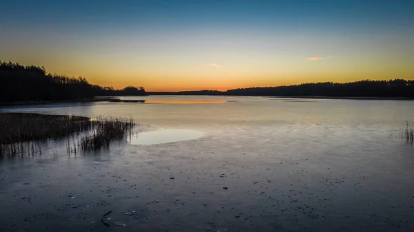 Fonte de la glace sur le lac en hiver au coucher du soleil, vue aérienne — Photo