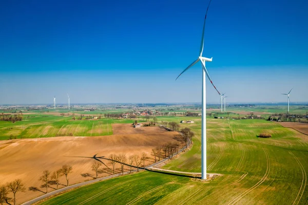 Grandes turbinas eólicas en primavera, vista aérea de Polonia —  Fotos de Stock