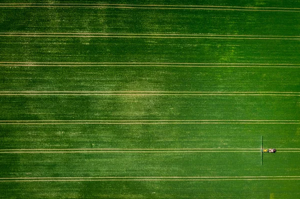 Trator pulverização dos pesticidas no campo, vista aérea da Polônia — Fotografia de Stock