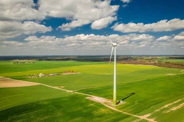 田野中的风力涡轮机,波兰的鸟瞰图 — 图库照片