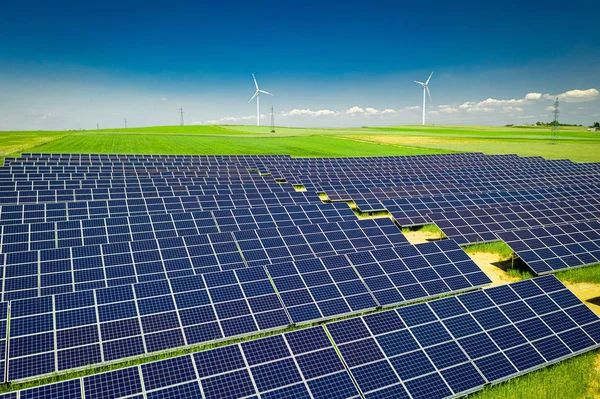 Voando acima da vista deslumbrante de painéis solares no campo verde — Fotografia de Stock