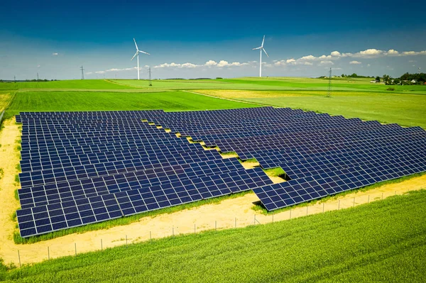 Vista incrível de painéis solares e turbinas eólicas, vista aérea — Fotografia de Stock