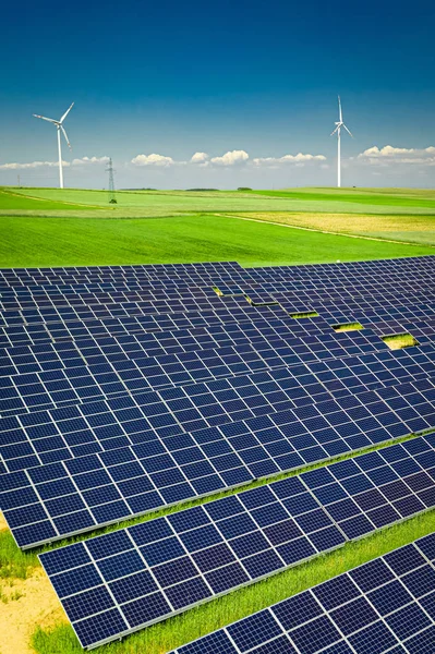 Vista deslumbrante de painéis solares no campo verde, vista aérea — Fotografia de Stock