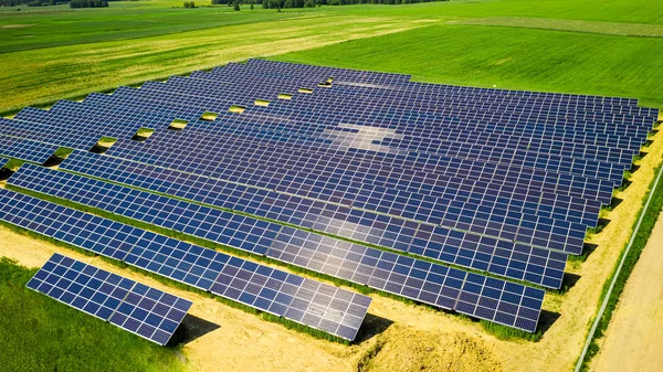 Volando por encima de la increíble vista de los paneles solares en el día soleado —  Fotos de Stock