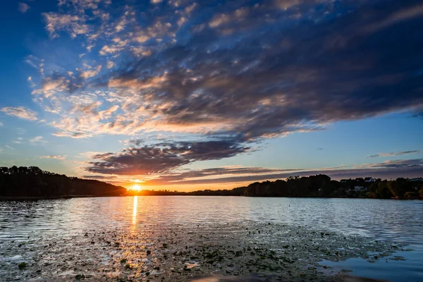 Rustige schemering aan het meer met dynamische wolken in de zomer — Stockfoto