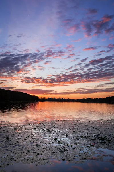 Prachtige zonsondergang aan het zomer meer met blauwe wolken — Stockfoto