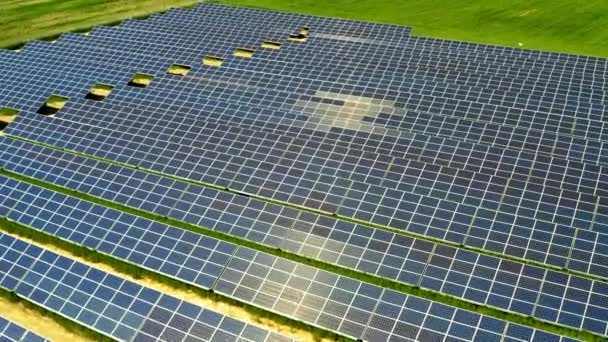Vista aérea del panel solar son campo verde, vista desde arriba, Polonia — Vídeos de Stock