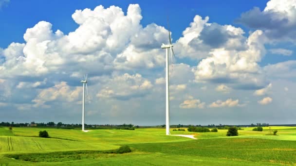 Turbinas eólicas en campo verde con cielo azul, vista aérea en Polonia — Vídeo de stock