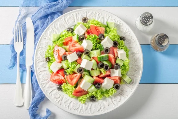 Deliciosa salada grega com tomate, alface e queijo feta — Fotografia de Stock