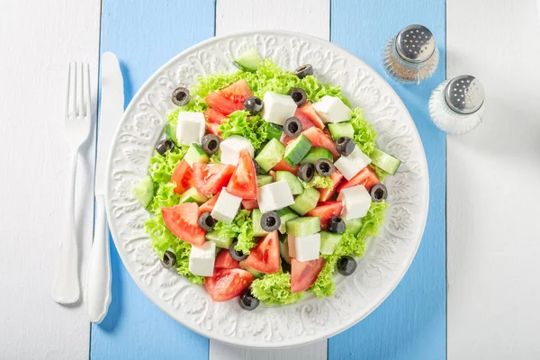 Leckerer griechischer Salat mit Salat, Tomaten und Zwiebeln — Stockfoto
