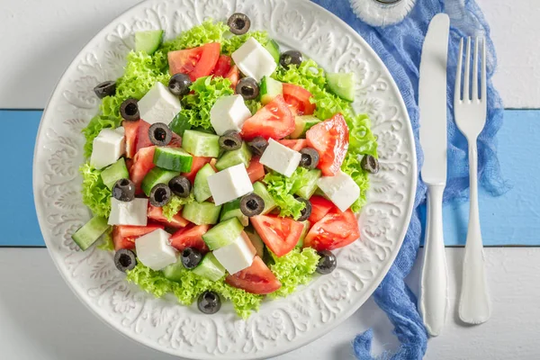 Salada grega fresca com tomate, alface e queijo feta — Fotografia de Stock