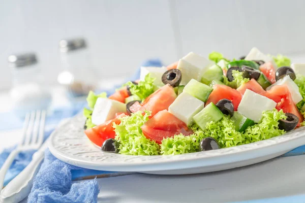 Leckerer griechischer Salat mit Oliven, Feta-Käse und Salat — Stockfoto