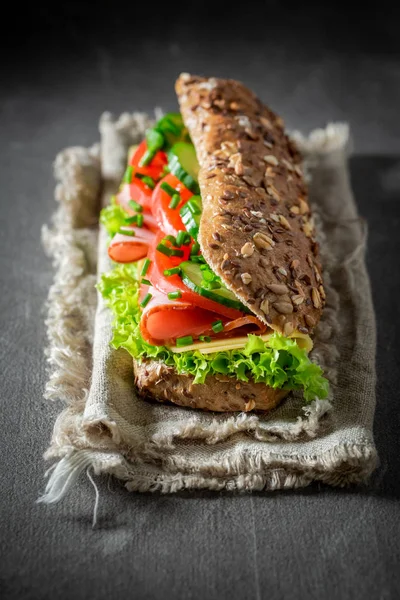 Ízletes szendvics sajttal, sonkával és reggelire — Stock Fotó