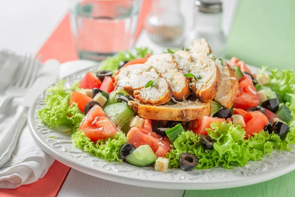 Čerstvý Caesara salát s okurkou, rajčaty a kuřecím masem — Stock fotografie