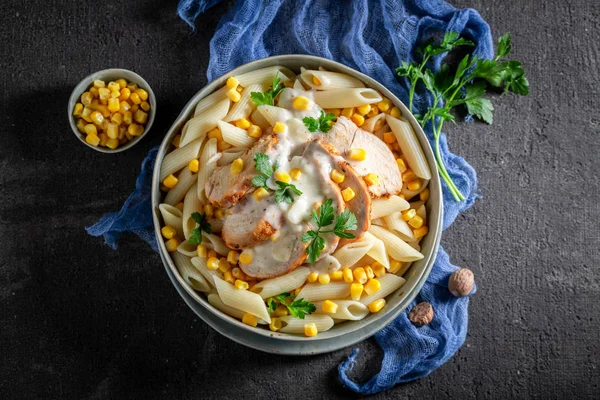 Penne saporite con salsa di pollo, mais e bechamel — Foto Stock