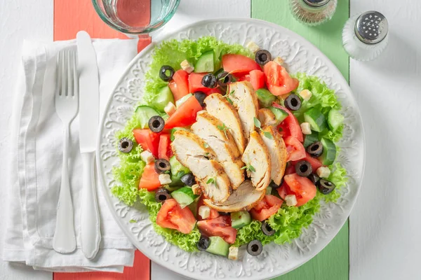 Tavuk, domates ve marul ile Sağlıklı Sezar salatası — Stok fotoğraf