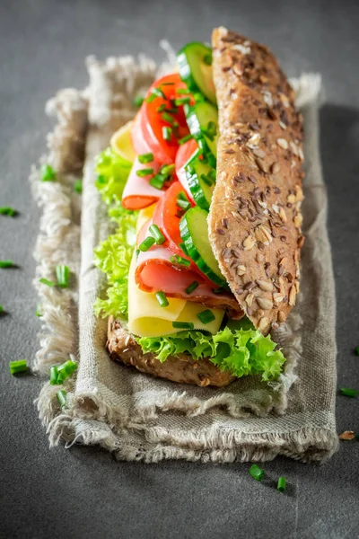 Sandwich savoureux au jambon, au lettue et à la ciboulette pour le petit déjeuner — Photo