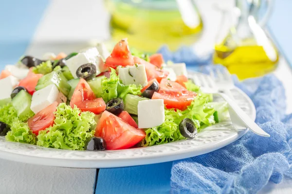 Salada grega saudável com azeitonas, queijo feta e alface — Fotografia de Stock