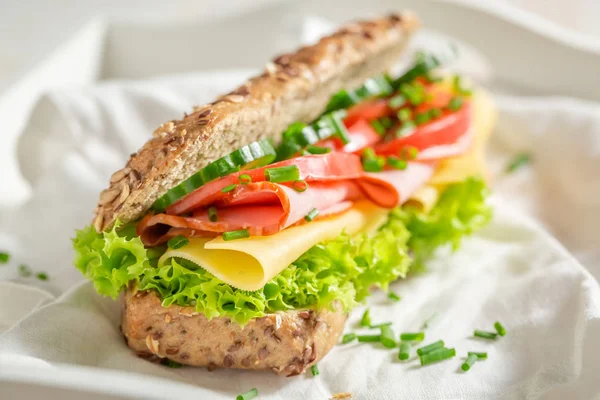 Leckeres Sandwich mit Käse, Schinken und Schnittlauch zum Frühstück — Stockfoto