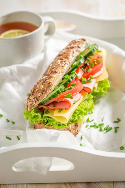 Sanduíche fresco com presunto, alface e cebolinha para o café da manhã — Fotografia de Stock