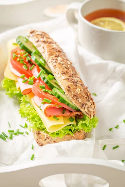 Φρέσκο σάντουιτς με τυρί, ζαμπόν και τσίλι για πρωινό — Φωτογραφία Αρχείου