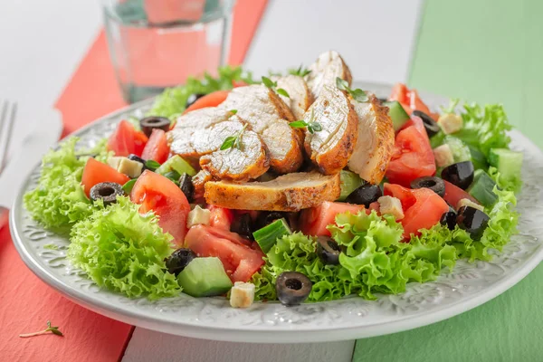 Ensalada César fresca con pollo, tomate y lechuga — Foto de Stock