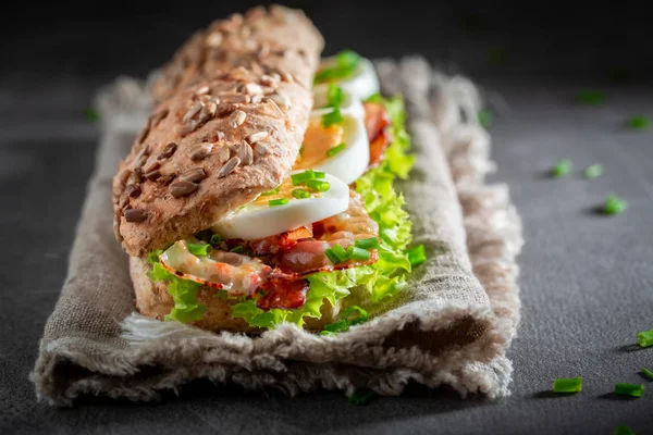 Σπιτικό σάντουιτς με μπέικον, χοιρινό και αυγά — Φωτογραφία Αρχείου