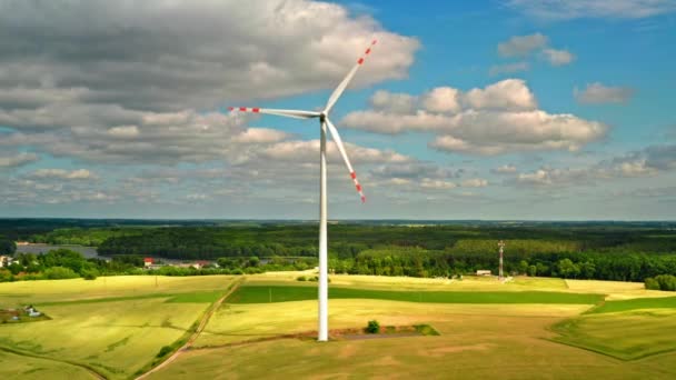 Turbinas eólicas en campo verde en Polonia, vista desde arriba — Vídeo de stock