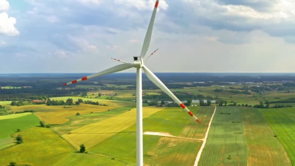 Větrné turbíny na fieldin léto, letecký pohled v Polsku — Stock video