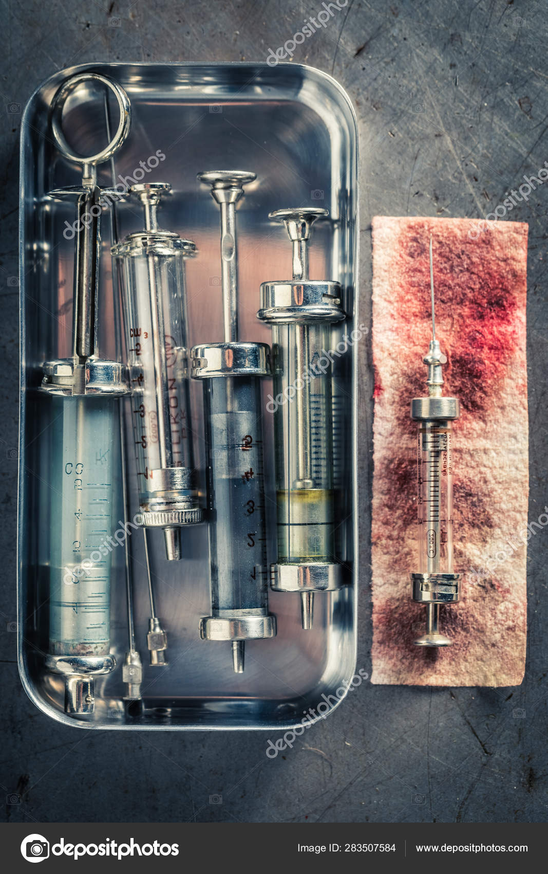 Seringas antigas com uma agulha preparada em ligadura vermelha — Foto ©  Shaiith79 #283507584, image size:1067x1700