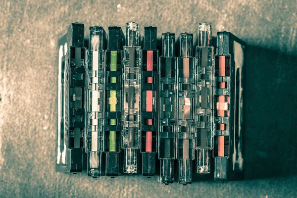 Старая груда кассетной ленты на гримерном столе — стоковое фото