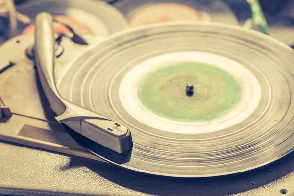 Antiguo gramófono y viejos discos de vinilo rayado —  Fotos de Stock