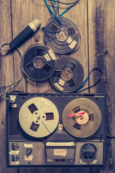 Old audio reel recorder with roll of tape and microphone — Stock Photo, Image