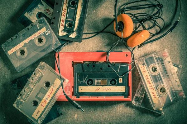 Cassete de áudio retrô com fones de ouvido e walkman vermelho — Fotografia de Stock