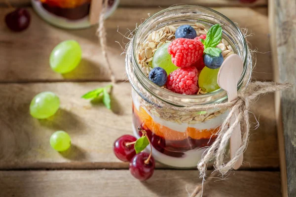 Fiocchi d'avena sani con bacche fresche e yogurt in vaso — Foto Stock