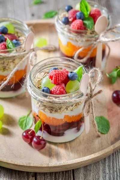 Healthy granola with fresh berries and yoghurt in jar — Stock Photo, Image