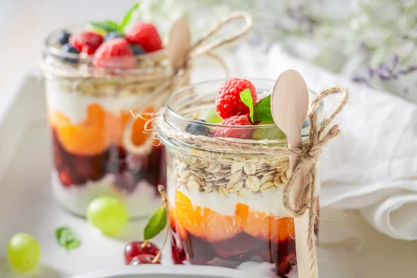 Fiocchi d'avena saporiti in vaso con yogurt e bacche fresche — Foto Stock