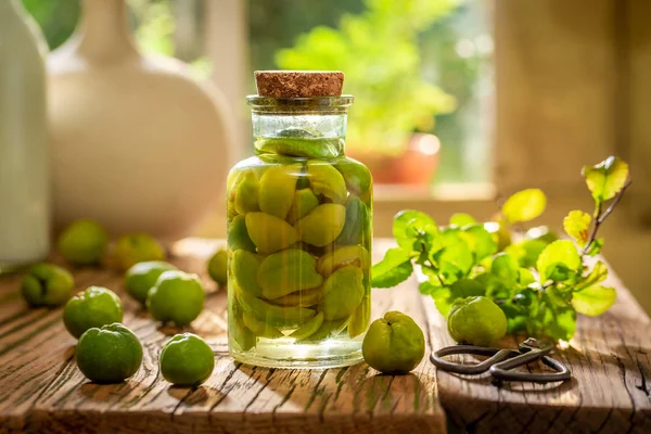 Tintura di mele cotogne fatta in casa a base di frutta fresca e alcol — Foto Stock