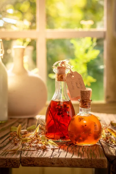 Strong tincture made of alcohol, honey and linden — Stock Photo, Image