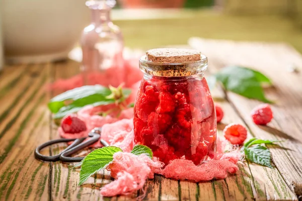 Teinture de framboise sucrée avec alcool et framboises fraîches — Photo