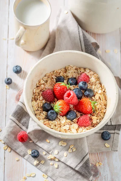 Tasty oat flakes with fresh fruits as healthy meal — Stock Photo, Image