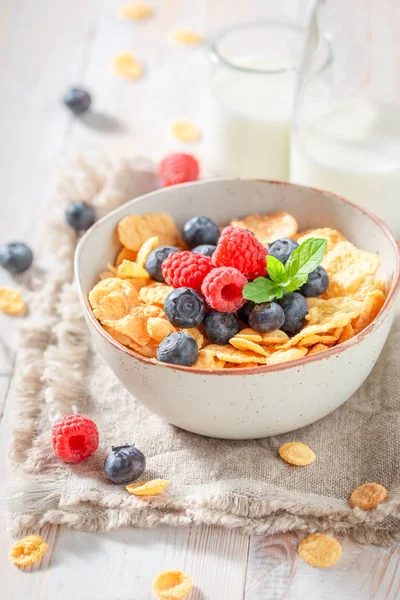 Sağlıklı yemek olarak çilek ve süt ile taze mısır gevreği — Stok fotoğraf