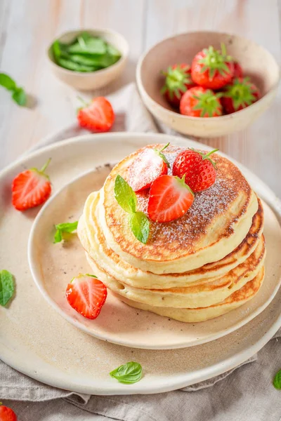 가루 설탕과 달콤한 딸기를 곁들인 홈메이드 아메리칸 팬케이크 — 스톡 사진